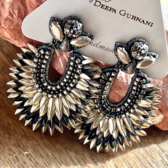 🌺🎉HP🎉🌺 NWT Deepa Gurnani Crystal Lotus Petal Chandeliers - Picture 4 of 16